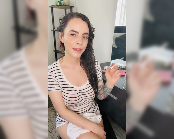 ManyVids - Dani Lynn - Smoking with Wet Hair