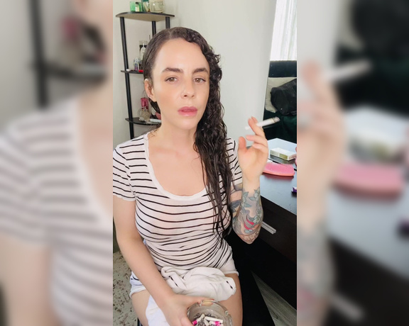 ManyVids - Dani Lynn - Smoking with Wet Hair