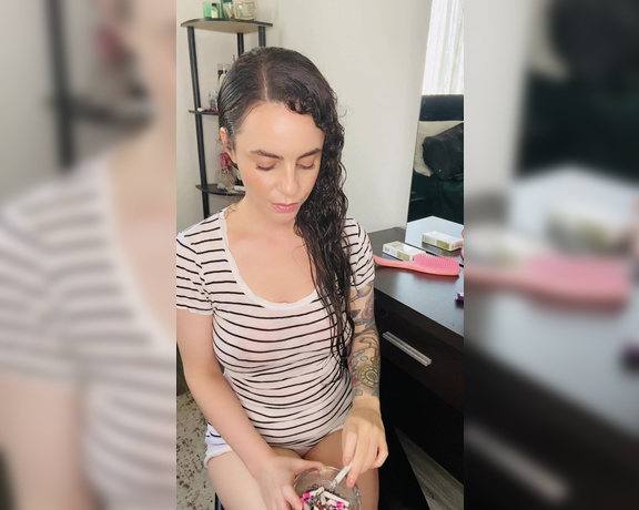 ManyVids - Dani Lynn - Smoking with Wet Hair