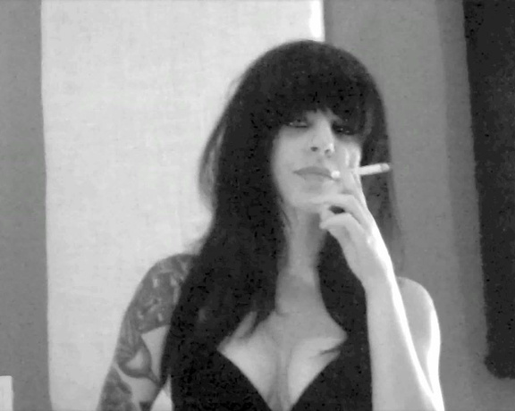 ManyVids - Dani Lynn - My First Smoking Video