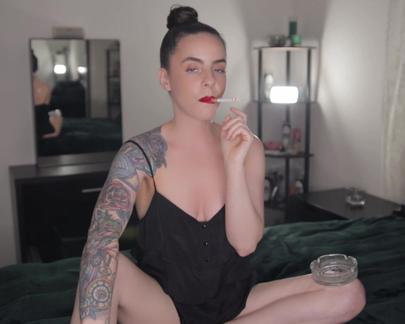 ManyVids - Dani Lynn - Late Night Cigarette