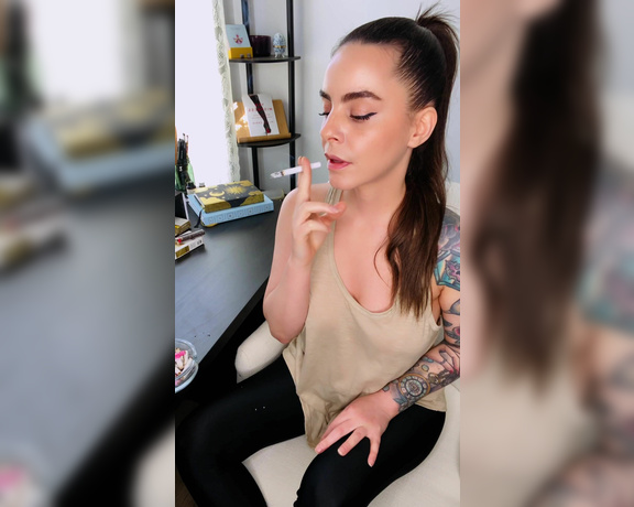 ManyVids - Dani Lynn - Smoking 100s in Office