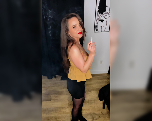 ManyVids - Dani Lynn - Smoking 120s and Dancing