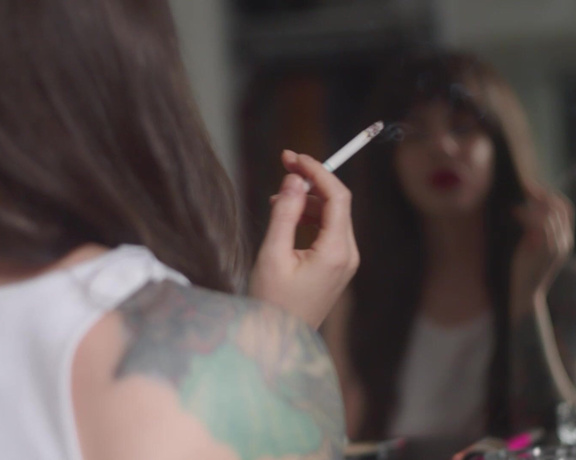 ManyVids - Dani Lynn - Smoking And Doing My Makeup