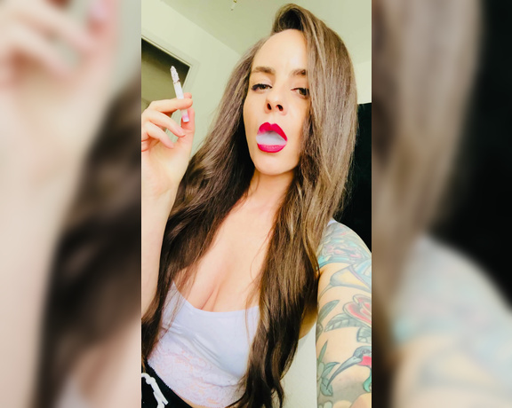 ManyVids - Dani Lynn - Smoking Clip 4