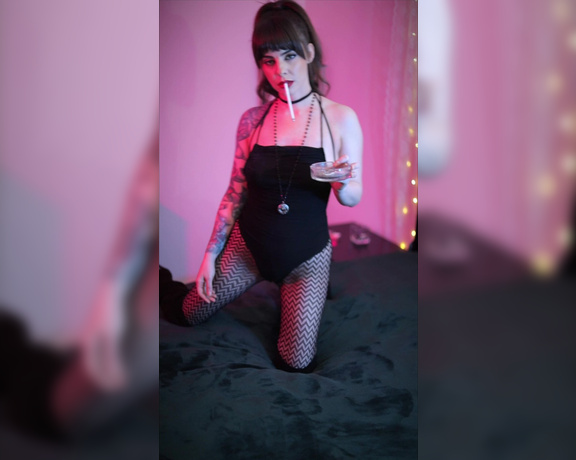 ManyVids - Dani Lynn - Smoking in Fishnets and Bodysuit