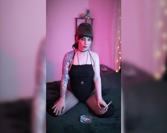 ManyVids - Dani Lynn - Smoking in Fishnets and Bodysuit