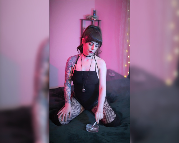 ManyVids - Dani Lynn - Smoking in Fishnets and Bodysuit