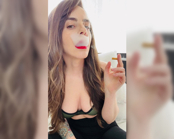 ManyVids - Dani Lynn - Smoking in Green Bra