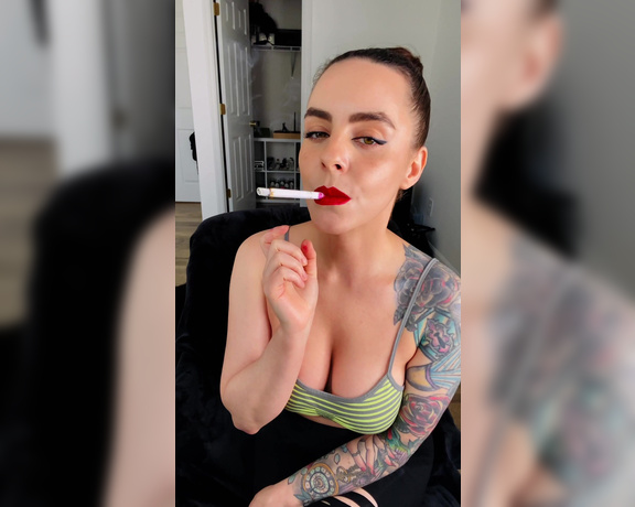 ManyVids - Dani Lynn - Smoking in Sports Bra