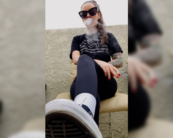 ManyVids - Dani Lynn - Smoking Outside 6