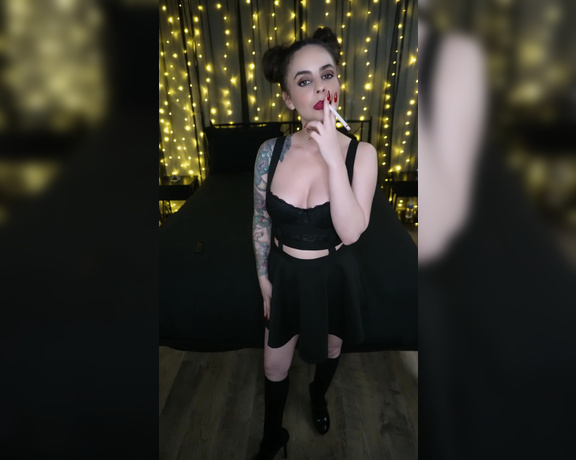 ManyVids - Dani Lynn - Smoking VS120s with Hair in Space Buns