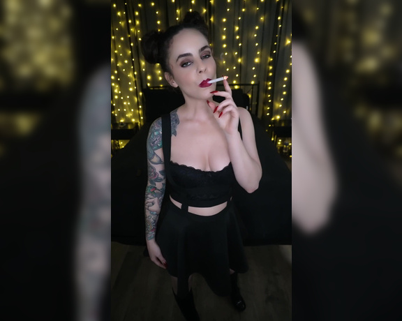 ManyVids - Dani Lynn - Smoking VS120s with Hair in Space Buns