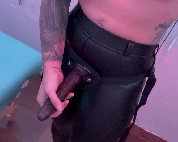 Michelle Rayne aka Goddessraaynne Onlyfans - Would you take my strap