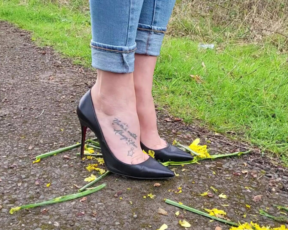 Kats Worn Heels aka katswornheels OnlyFans - Wishing you all a Happy Easter! Now watch my crush these Daffodils under my sexy Louboutins