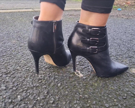 Kats Worn Heels aka katswornheels OnlyFans - Out Christmas shopping in my black leather Michael Kors ankle boots I love these boots soft