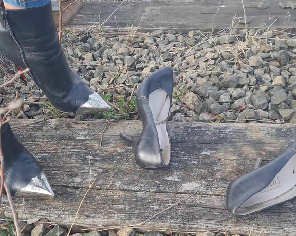 Kats Worn Heels aka katswornheels OnlyFans - So these rare Faith Ginas took quite a beating the last time, under my vintage metal