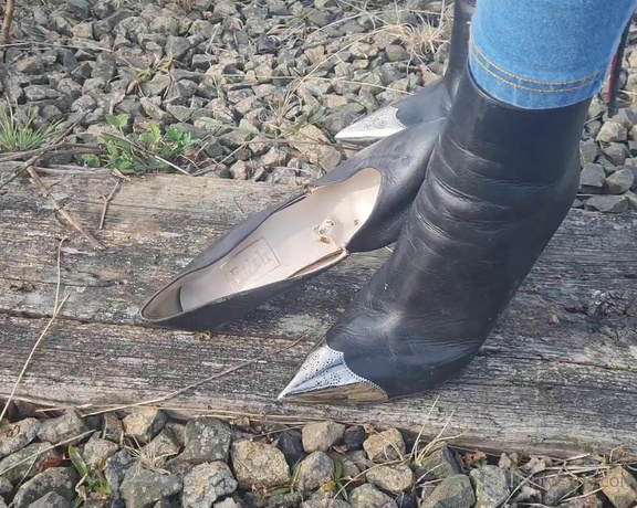 Kats Worn Heels aka katswornheels OnlyFans - So these rare Faith Ginas took quite a beating the last time, under my vintage metal