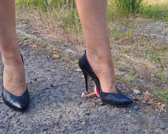 Kats Worn Heels aka katswornheels OnlyFans - Probably not wise to be on the floor infront of me in these sexy vintage heels!