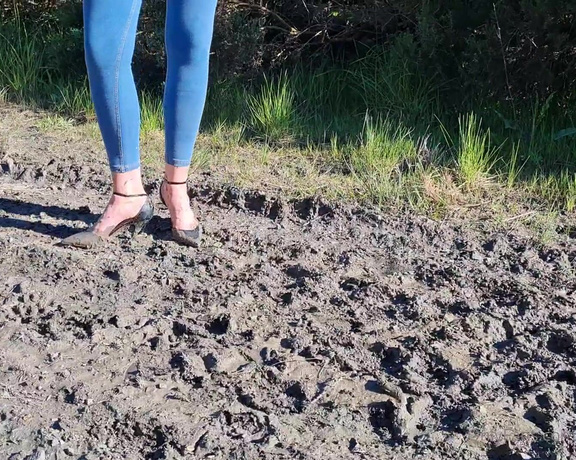 Kats Worn Heels aka katswornheels OnlyFans - One for the Wet Shoes and Muddy Shoes fans I was having wayyy too much fun