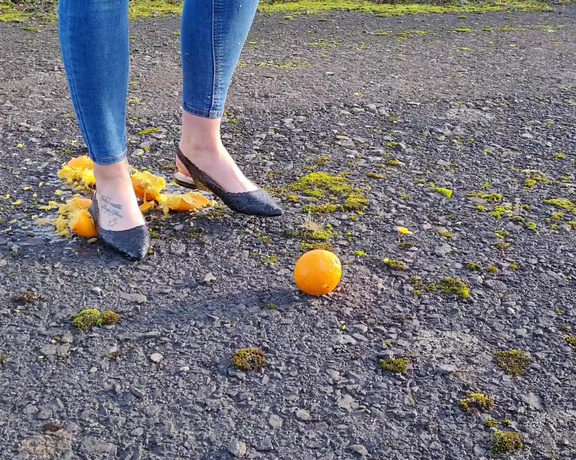 Kats Worn Heels aka katswornheels OnlyFans - Watch me crush and stomp all over these oranges in my pointy slingback flats