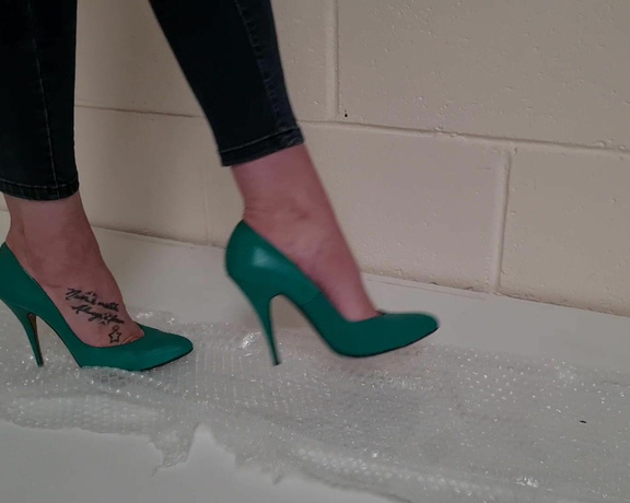 Kats Worn Heels aka katswornheels OnlyFans - Full clip of me crushing and walking all over this bubble wrap in my metal tipped