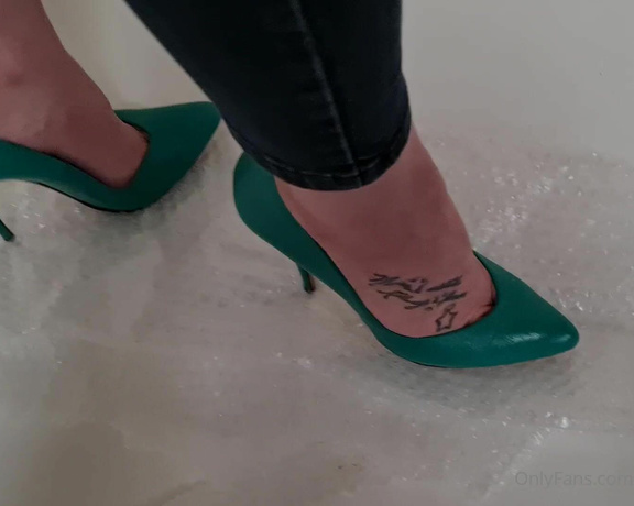 Kats Worn Heels aka katswornheels OnlyFans - Full clip of me crushing and walking all over this bubble wrap in my metal tipped