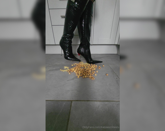 Kats Worn Heels aka katswornheels OnlyFans - Lets start with 5 mins of cereal crushing