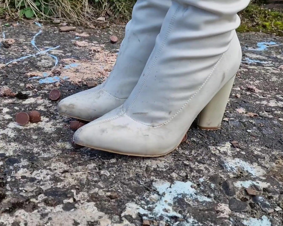 Kats Worn Heels aka katswornheels OnlyFans - Marching and grinding it into the floor