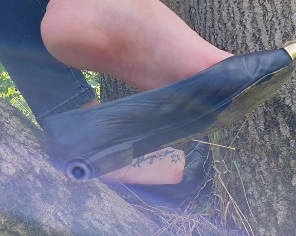 Kats Worn Heels aka katswornheels OnlyFans - Some countryside dangling