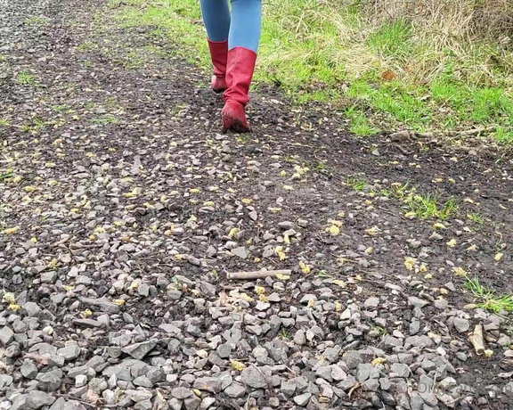 Kats Worn Heels aka katswornheels OnlyFans - Trashing my old red boots