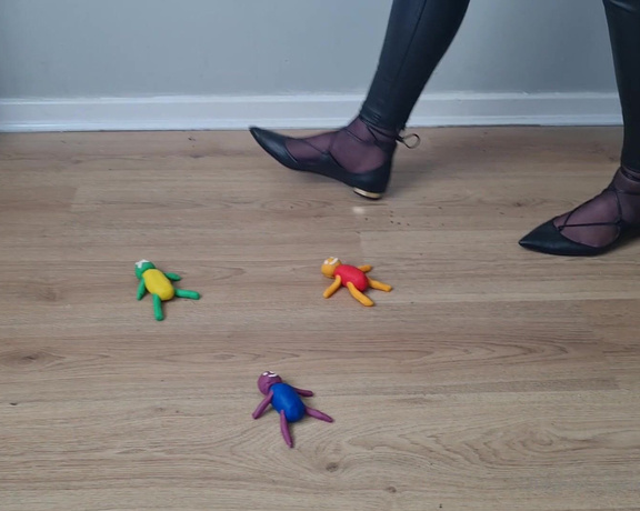 Kats Worn Heels aka katswornheels OnlyFans - So i have 3 little clay men lying on my floor, and 3 different pairs