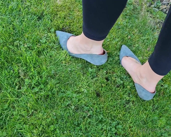 Kats Worn Heels aka katswornheels OnlyFans - Heel sinking in my very stretched well worn dirty work shoes