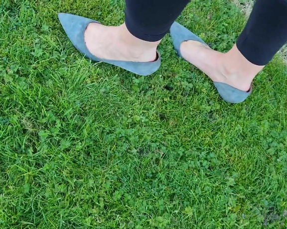 Kats Worn Heels aka katswornheels OnlyFans - Heel sinking in my very stretched well worn dirty work shoes