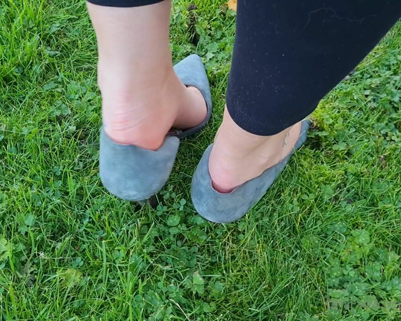 Kats Worn Heels aka katswornheels OnlyFans - Heel sinking in my very stretched well worn dirty work shoes