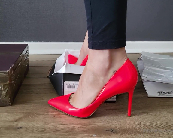 Kats Worn Heels aka katswornheels OnlyFans - Crushing down some shoe boxes in my neon Louboutins