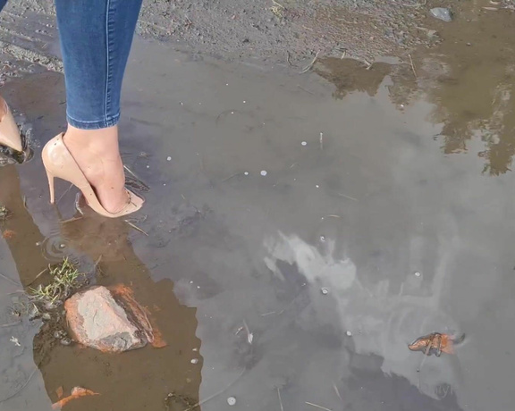 Kats Worn Heels aka katswornheels OnlyFans - Playing in puddles wearing my patent nude Louboutin So Kate 120s