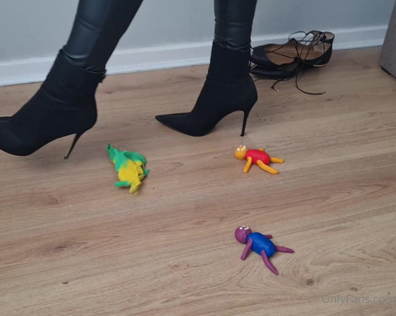 Kats Worn Heels aka katswornheels OnlyFans - So i have 3 little clay men lying on my floor, and 3 different pairs