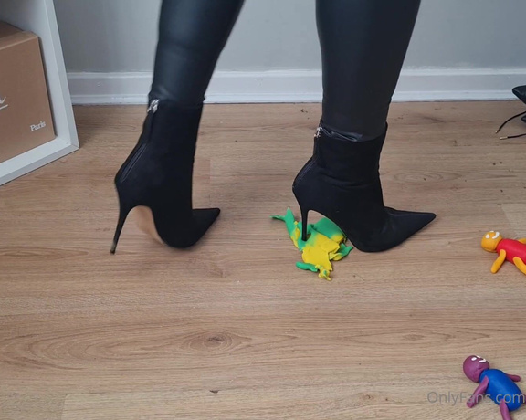 Kats Worn Heels aka katswornheels OnlyFans - So i have 3 little clay men lying on my floor, and 3 different pairs
