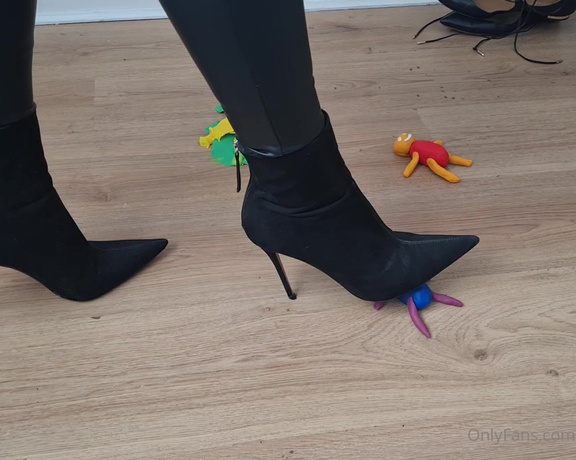 Kats Worn Heels aka katswornheels OnlyFans - So i have 3 little clay men lying on my floor, and 3 different pairs