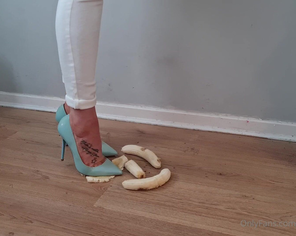 Kats Worn Heels aka katswornheels OnlyFans - Just love having things under my heels