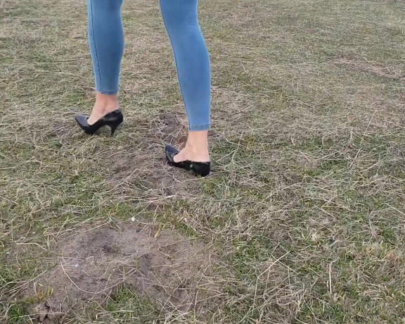 Kats Worn Heels aka katswornheels OnlyFans - Nothing better than that popping sound when your heel sinks into the grass Heel sinking and
