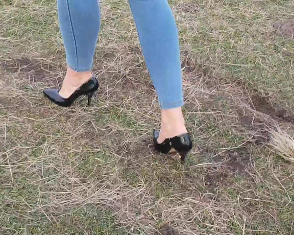 Kats Worn Heels aka katswornheels OnlyFans - Nothing better than that popping sound when your heel sinks into the grass Heel sinking and