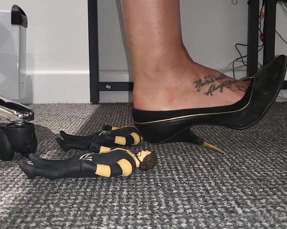 Kats Worn Heels aka katswornheels OnlyFans - Risky business being under my desk when im wearing my vintage solid metal heeled stilettos what