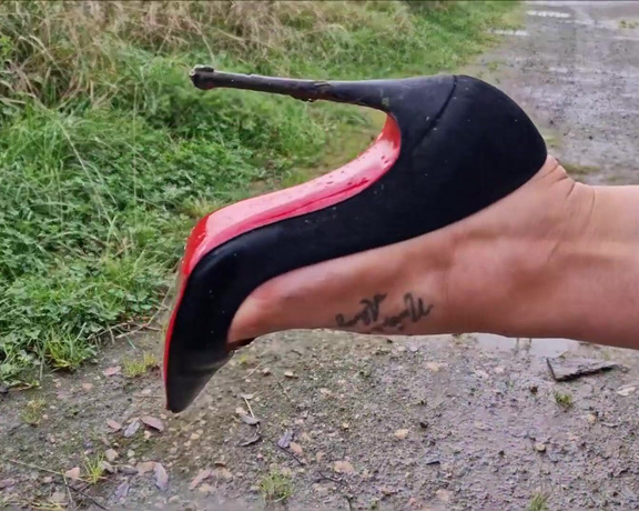 Kats Worn Heels aka katswornheels OnlyFans - Next up time do get them nice and wet and dig those heels into the wet