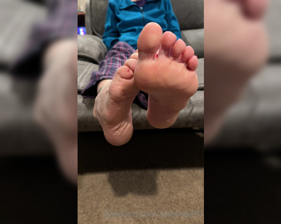 SoleMate91 aka solemate91 OnlyFans - If I noticed you looking at my bare feet in public… Omg would I ever have