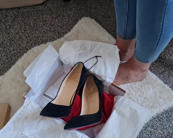 Kats Worn Heels aka katswornheels OnlyFans - Showing off a pair of my almost new gifted Suede So Kates I told this disobedient