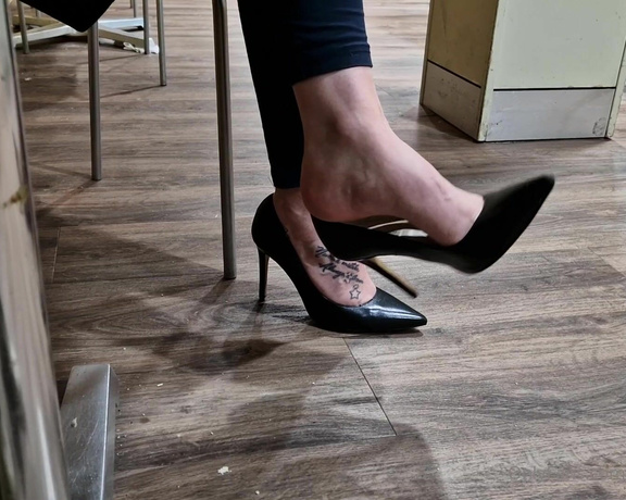 Kats Worn Heels aka katswornheels OnlyFans - Some under table shoeplay and dangling