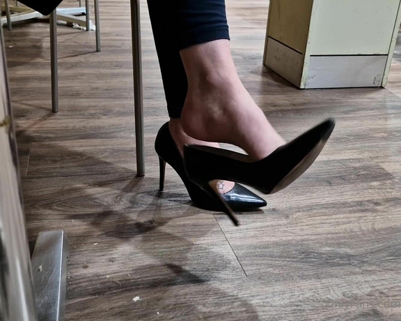 Kats Worn Heels aka katswornheels OnlyFans - Some under table shoeplay and dangling