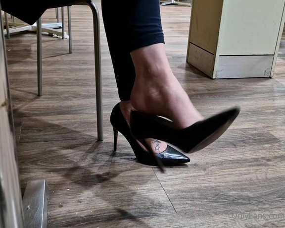 Kats Worn Heels aka katswornheels OnlyFans - Some under table shoeplay and dangling